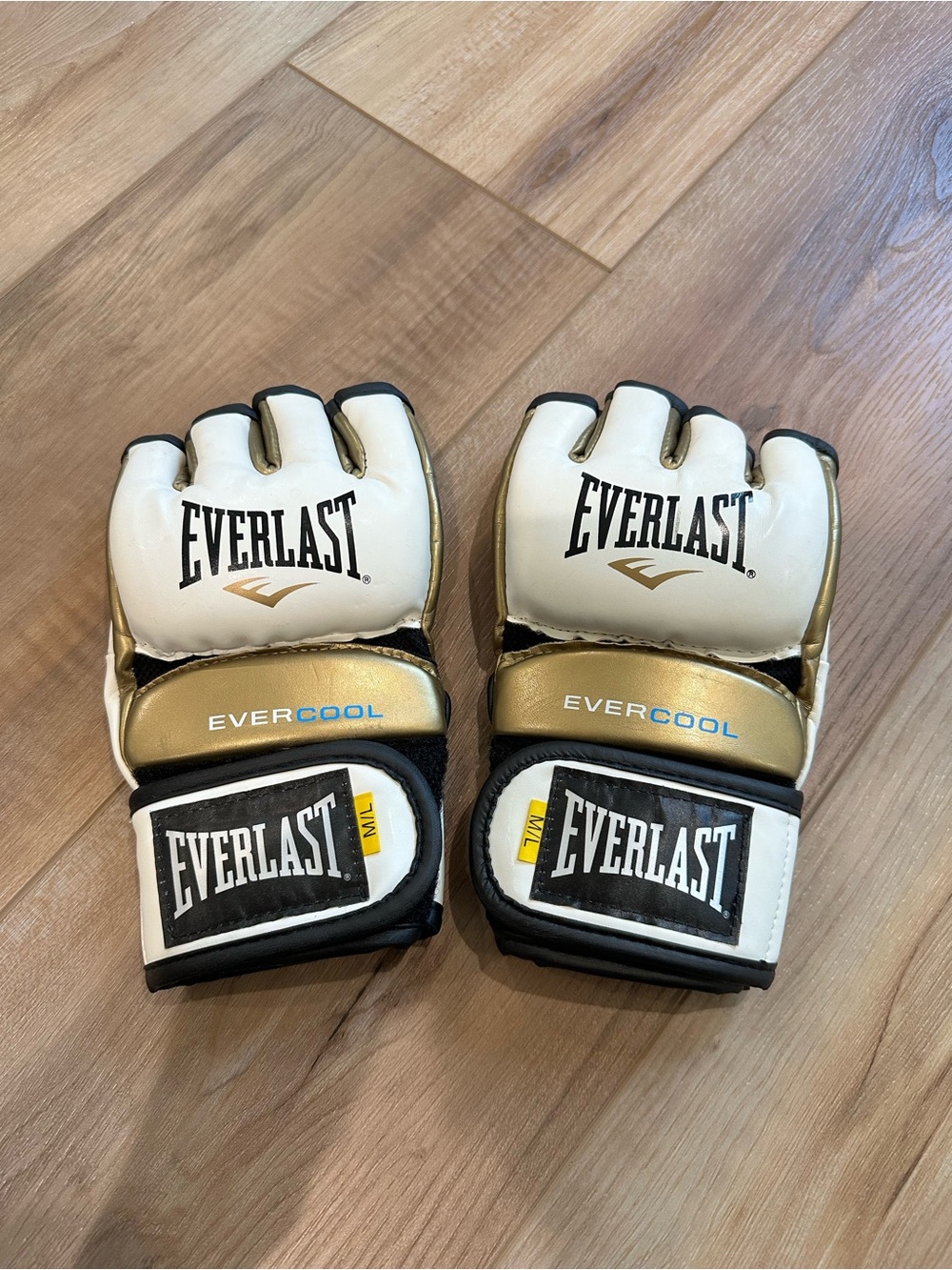 Everlast Everstrike Training Gloves in white and gold M/Lu